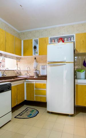 Casa à venda com 320m², 4 quartos e 6 vagas Casa à venda com 320m², 4 quartos e 6 vagasCozinha