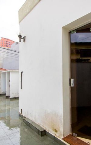 Casa à venda com 320m², 4 quartos e 6 vagas Casa à venda com 320m², 4 quartos e 6 vagasQuintal