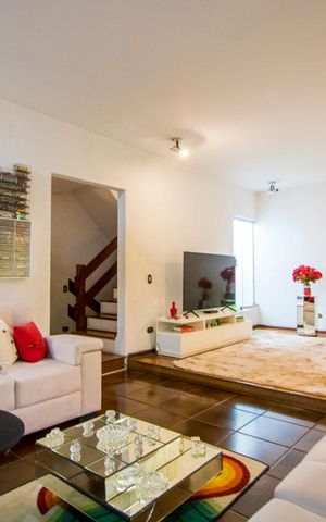 Casa à venda com 320m², 4 quartos e 6 vagas Casa à venda com 320m², 4 quartos e 6 vagasSala