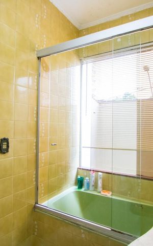 Casa à venda com 320m², 4 quartos e 6 vagas Casa à venda com 320m², 4 quartos e 6 vagasBanheiro do quarto 2