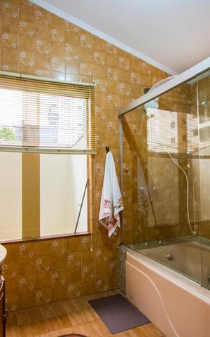 Casa à venda com 320m², 4 quartos e 6 vagas Casa à venda com 320m², 4 quartos e 6 vagasBanheiro do quarto 1