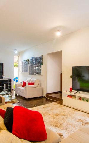 Casa à venda com 320m², 4 quartos e 6 vagas Casa à venda com 320m², 4 quartos e 6 vagasSala