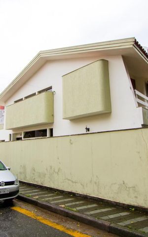 Casa à venda com 320m², 4 quartos e 6 vagas Casa à venda com 320m², 4 quartos e 6 vagasFachada
