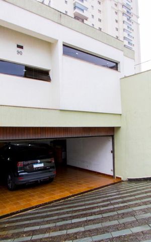 Casa à venda com 320m², 4 quartos e 6 vagas Casa à venda com 320m², 4 quartos e 6 vagasFachada
