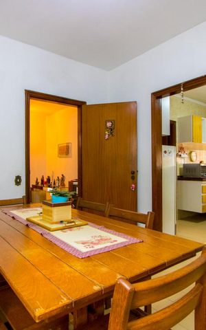 Casa à venda com 320m², 4 quartos e 6 vagas Casa à venda com 320m², 4 quartos e 6 vagasCopa