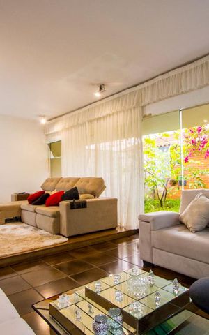 Casa à venda com 320m², 4 quartos e 6 vagas Casa à venda com 320m², 4 quartos e 6 vagasSala