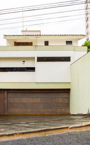 Casa à venda com 320m², 4 quartos e 6 vagas Casa à venda com 320m², 4 quartos e 6 vagasFachada