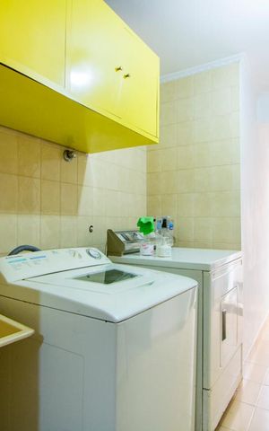 Casa à venda com 320m², 4 quartos e 6 vagas Casa à venda com 320m², 4 quartos e 6 vagasÁrea de serviço