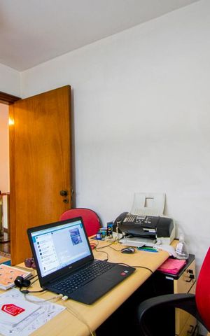 Casa à venda com 320m², 4 quartos e 6 vagas Casa à venda com 320m², 4 quartos e 6 vagasEscritório