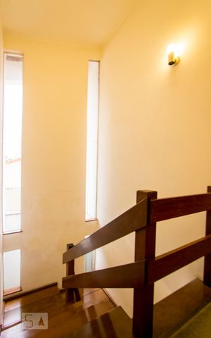 Casa à venda com 320m², 4 quartos e 6 vagas Casa à venda com 320m², 4 quartos e 6 vagasEscadas