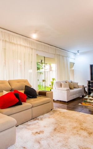 Casa à venda com 320m², 4 quartos e 6 vagas Casa à venda com 320m², 4 quartos e 6 vagasSala