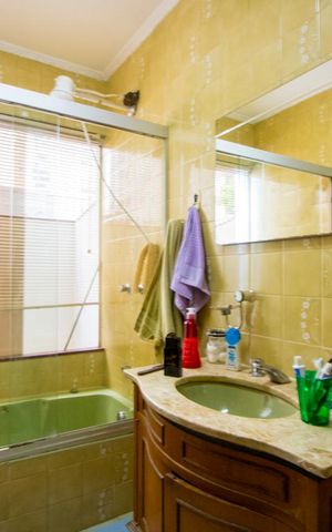 Casa à venda com 320m², 4 quartos e 6 vagas Casa à venda com 320m², 4 quartos e 6 vagasBanheiro do quarto 2