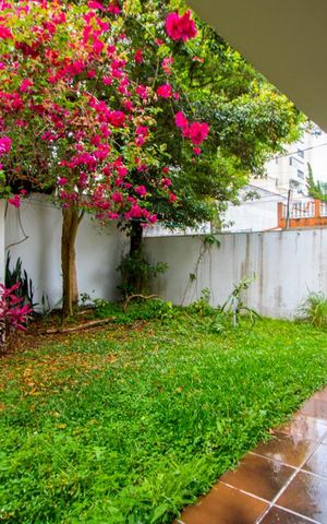 Casa à venda com 320m², 4 quartos e 6 vagas Casa à venda com 320m², 4 quartos e 6 vagasQuintal