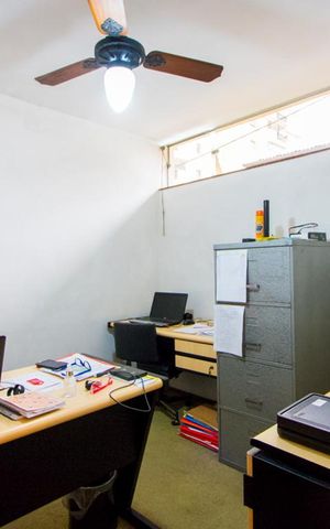 Casa à venda com 320m², 4 quartos e 6 vagas Casa à venda com 320m², 4 quartos e 6 vagasEscritório
