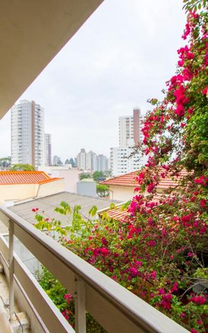 Casa à venda com 320m², 4 quartos e 6 vagas Casa à venda com 320m², 4 quartos e 6 vagasVaranda do quarto 2 e 3