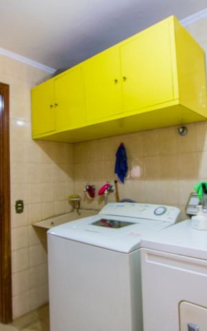 Casa à venda com 320m², 4 quartos e 6 vagas Casa à venda com 320m², 4 quartos e 6 vagasÁrea de serviço