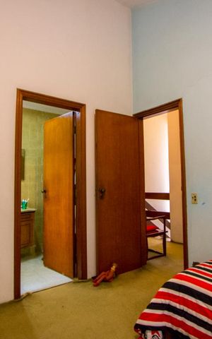 Casa à venda com 320m², 4 quartos e 6 vagas Casa à venda com 320m², 4 quartos e 6 vagasQuarto 2 - Suíte