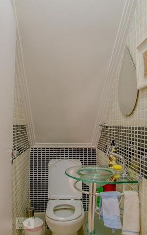 Casa à venda com 300m², 2 quartos e 3 vagas Casa à venda com 300m², 2 quartos e 3 vagasLavabo