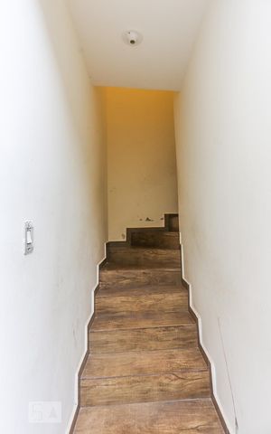 Casa à venda com 150m², 5 quartos e 3 vagas Casa à venda com 150m², 5 quartos e 3 vagasEscada