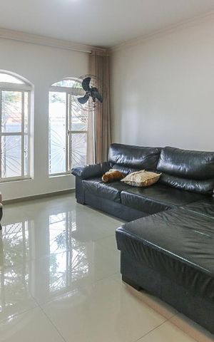Casa à venda com 150m², 5 quartos e 3 vagas Casa à venda com 150m², 5 quartos e 3 vagasSala de Estar