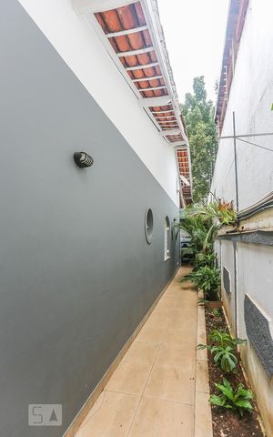 Casa à venda com 150m², 5 quartos e 3 vagas Casa à venda com 150m², 5 quartos e 3 vagasCorredor