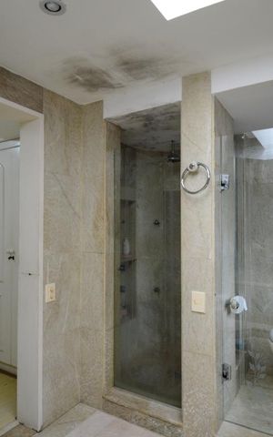 Apartamento à venda com 1080m², 6 quartos e 6 vagas Apartamento à venda com 1080m², 6 quartos e 6 vagasBanheiro da Suíte 1