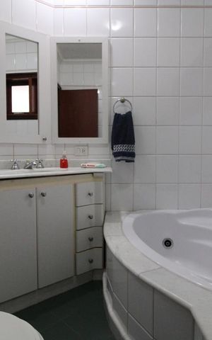 Casa para alugar com 321m², 5 quartos e 3 vagasBanheiro