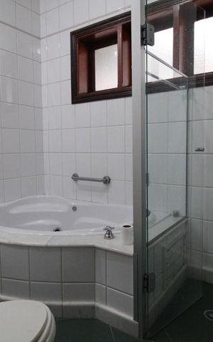 Casa para alugar com 321m², 5 quartos e 3 vagasBanheiro