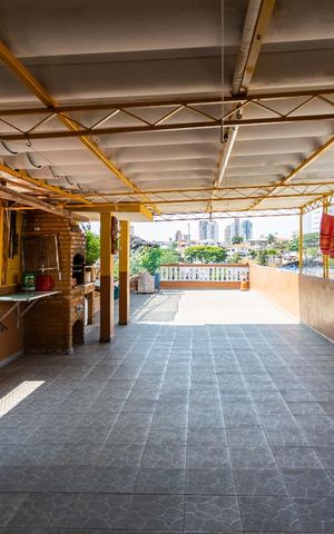 Casa à venda com 296m², 2 quartos e 3 vagas Casa à venda com 296m², 2 quartos e 3 vagasQuintal