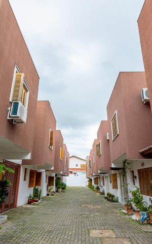 Casa de condomínio à venda com 120m², 3 quartos e 2 vagas Casa de condomínio à venda com 120m², 3 quartos e 2 vagasFachada