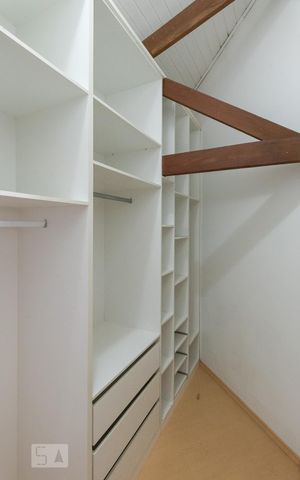 Casa à venda com 215m², 3 quartos e 3 vagas Casa à venda com 215m², 3 quartos e 3 vagas Closet da Suíte 2