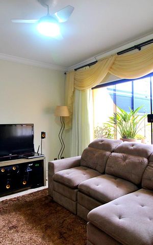 Casa à venda com 193m², 2 quartos e 2 vagasSala