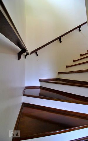 Casa à venda com 193m², 2 quartos e 2 vagasEscada