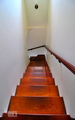 Casa à venda com 193m², 2 quartos e 2 vagasEscada