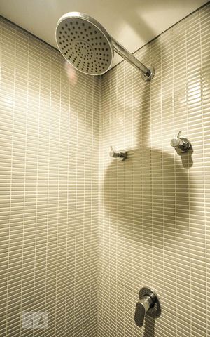 Apartamento para alugar com 115m², 3 quartos e 2 vagas Apartamento para alugar com 115m², 3 quartos e 2 vagasChuveiro do banheiro da suíte 1