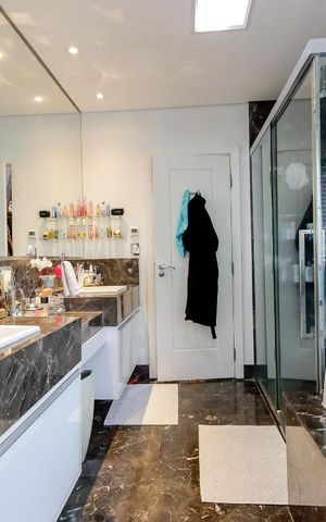 Casa de condomínio à venda com 790m², 4 quartos e 6 vagasBanheiro da Suíte 1