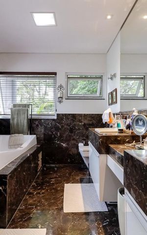 Casa de condomínio à venda com 790m², 4 quartos e 6 vagasBanheiro da Suíte 1
