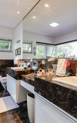 Casa de condomínio à venda com 790m², 4 quartos e 6 vagasBanheiro da Suíte 1