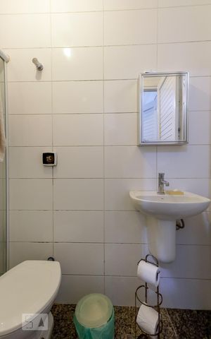 Casa de condomínio à venda com 790m², 4 quartos e 6 vagasBanheiro de Serviço