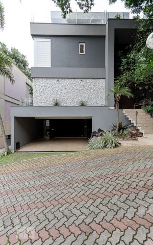 Casa de condomínio à venda com 790m², 4 quartos e 6 vagasFachada da Casa