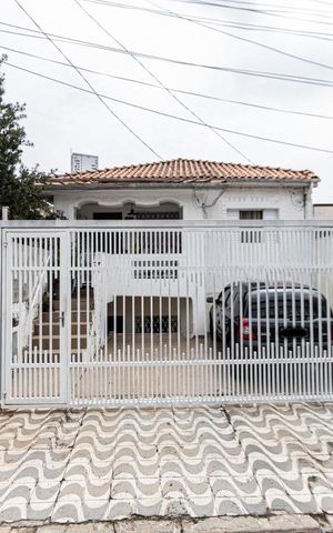 Casa à venda com 240m², 2 quartos e 2 vagas Casa à venda com 240m², 2 quartos e 2 vagasFachada