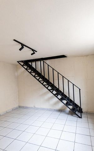 Casa à venda com 240m², 2 quartos e 2 vagas Casa à venda com 240m², 2 quartos e 2 vagasCasa 3