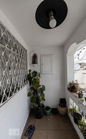Casa à venda com 240m², 2 quartos e 2 vagas Casa à venda com 240m², 2 quartos e 2 vagasCasa 2