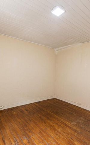 Casa à venda com 240m², 2 quartos e 2 vagas Casa à venda com 240m², 2 quartos e 2 vagasCasa 3