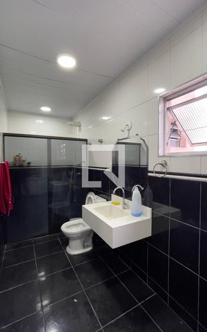 Casa à venda com 100m², 3 quartos e 4 vagas Casa à venda com 100m², 3 quartos e 4 vagasCasa 2 - Banheiro