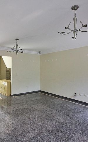 Casa à venda com 240m², 3 quartos e 6 vagasSala
