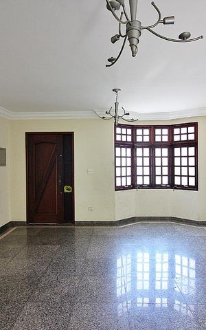 Casa à venda com 240m², 3 quartos e 6 vagasSala