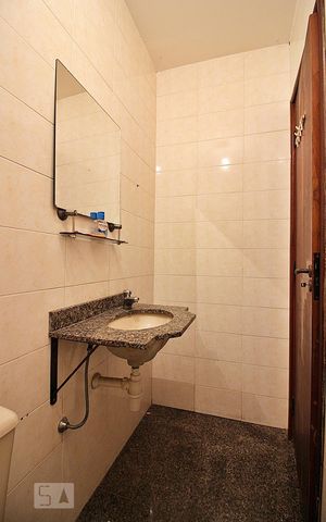 Casa à venda com 240m², 3 quartos e 6 vagasBanheiro de Serviço