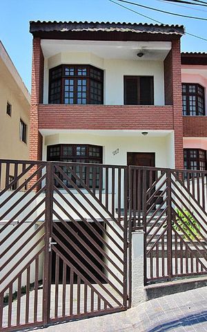 Casa à venda com 240m², 3 quartos e 6 vagasFachada