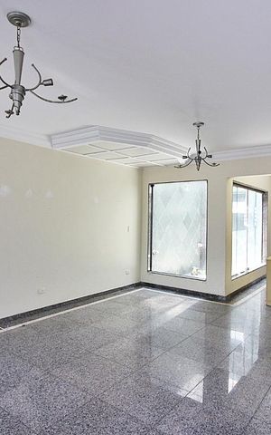 Casa à venda com 240m², 3 quartos e 6 vagasSala